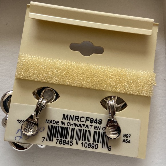 Beautiful diamond CLIP ON earrings - Picture 3 of 3